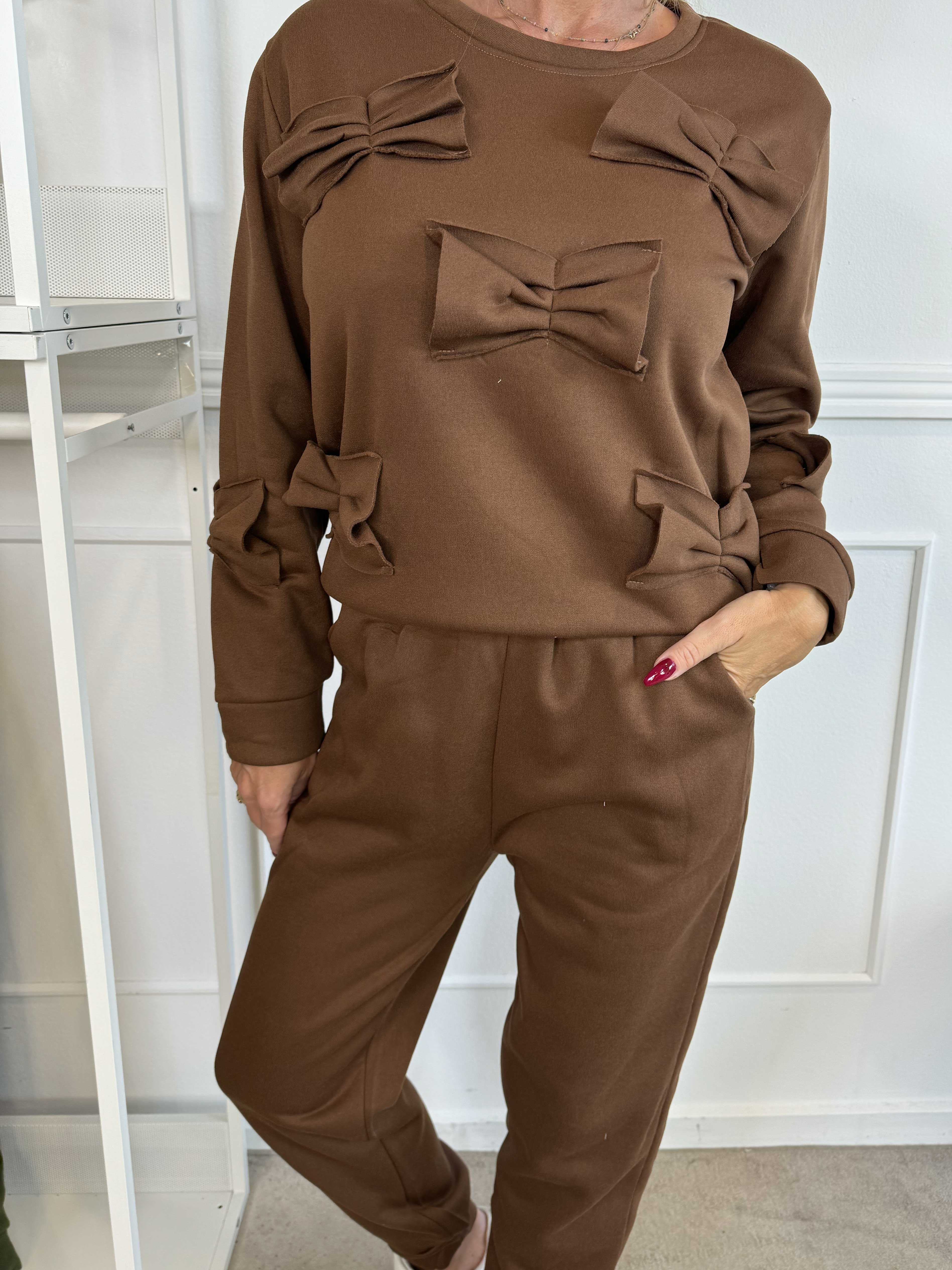 Yeva - Joggingdräkt med små rosetter